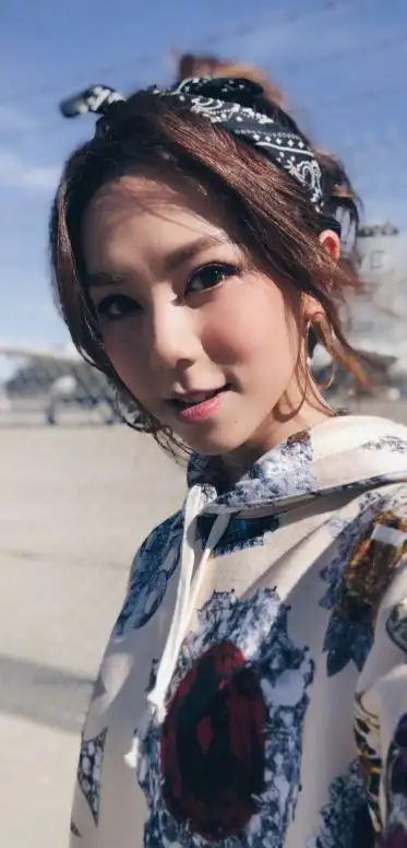 2k手机竖屏分辨率1080x2248邓紫棋自拍写真8壁纸