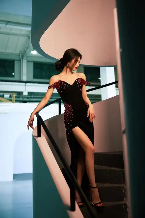 鞠婧祎穿黑色抹胸长裙,照亮每一个日与夜