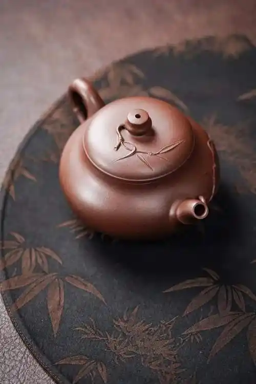 在宜兴这种盛产紫砂成品的地方,周丽萍可以说是在紫砂文化的耳濡目染