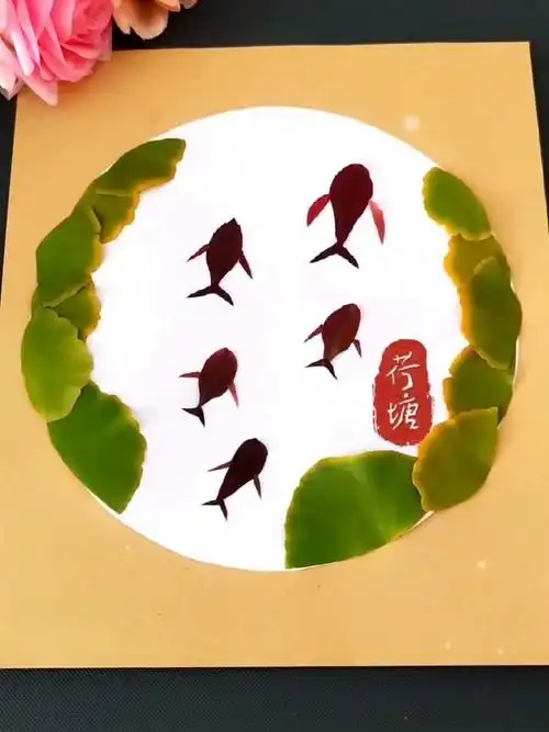 树叶贴画荷塘小鱼儿