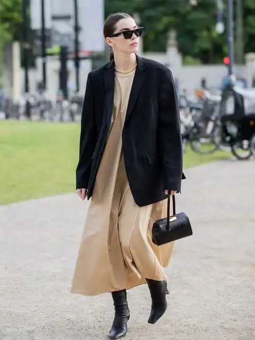 原创西服一定配衬衫西裤吗瞧街拍达人这么打扮更美回头率还很高