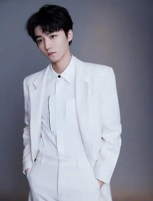 王俊凯最新写真冷感十足,身穿纯白西装干净帅气,眼神好鲨~__财经头条