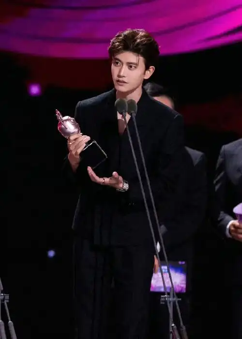 任嘉伦allen231125 尖叫之夜西装|西裤|etro@etro艾绰项链|胸针|戒指