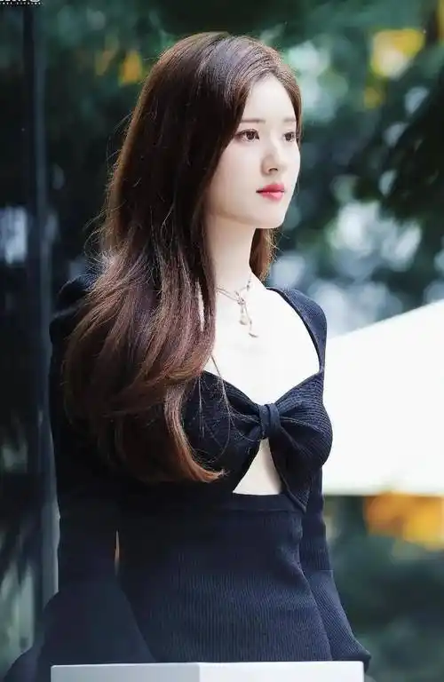 赵露思黑色抹身材礼服,时尚迷人,端庄优雅_连衣裙_显得_蝴蝶结