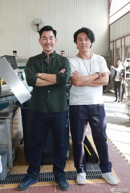 郑伊健与任贤齐罕同框,53岁精神饱满仍帅气,发际线后移明显抢镜