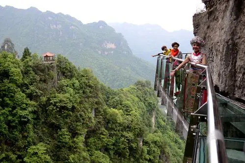 这个悬崖玻璃栈道全国最长 美得让人惊吓惊叫惊叹