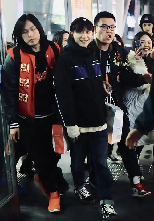 张一山穿上公益装,却仍然有一种痞帅感,素颜的双眼更显疲惫