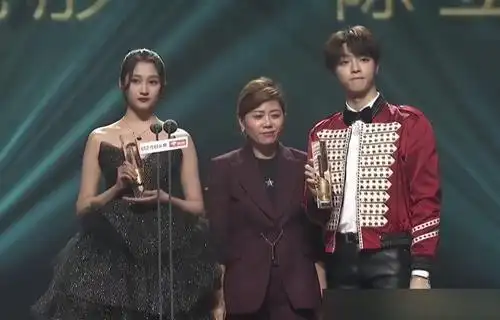 173cm关晓彤与183cm陈立农同台看到俩人身高差网友不敢信