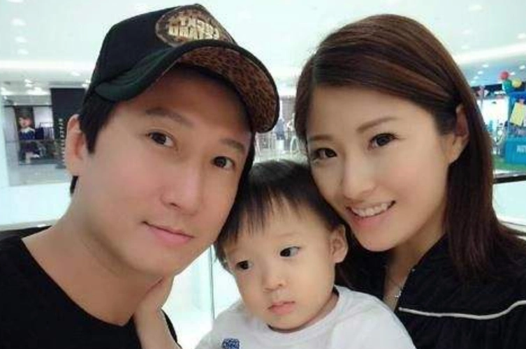 洪金宝儿子洪天明晒家庭旧照,评论区很热闹,祖孙三代似复制粘贴_父亲