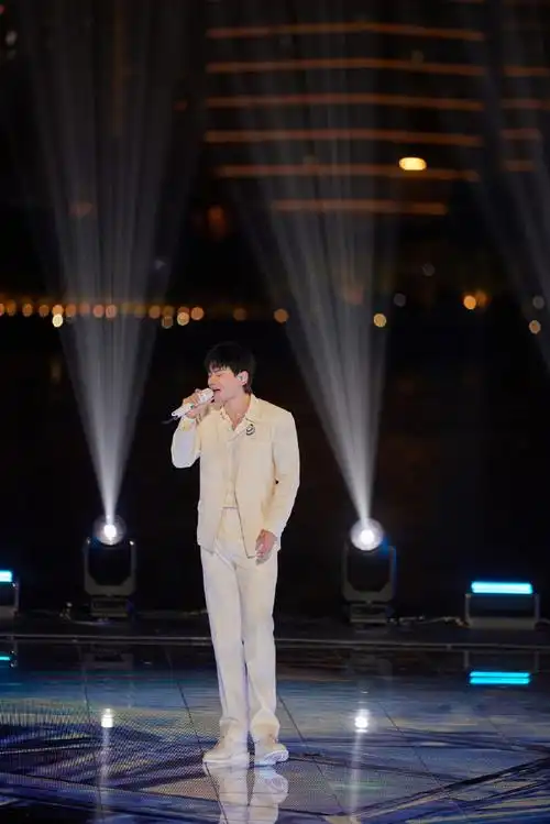 东方卫视中秋晚会#今晚,@张杰在《朤月东方·中秋奇遇夜》演唱歌曲