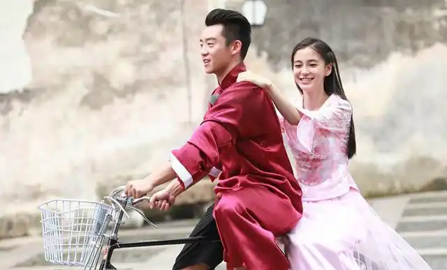 在跑男里,郑恺是angelababy的护花使者.