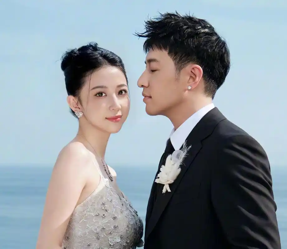 潘玮柏晒出婚礼照妻子宣云穿50万婚纱出嫁两人牵手画面甜蜜