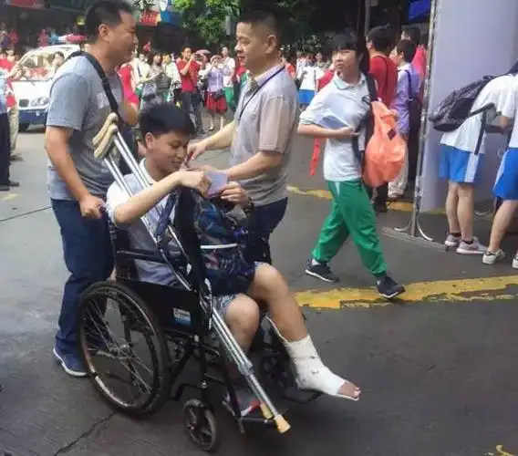 进考场前,同学们一起来加油鼓劲 47中