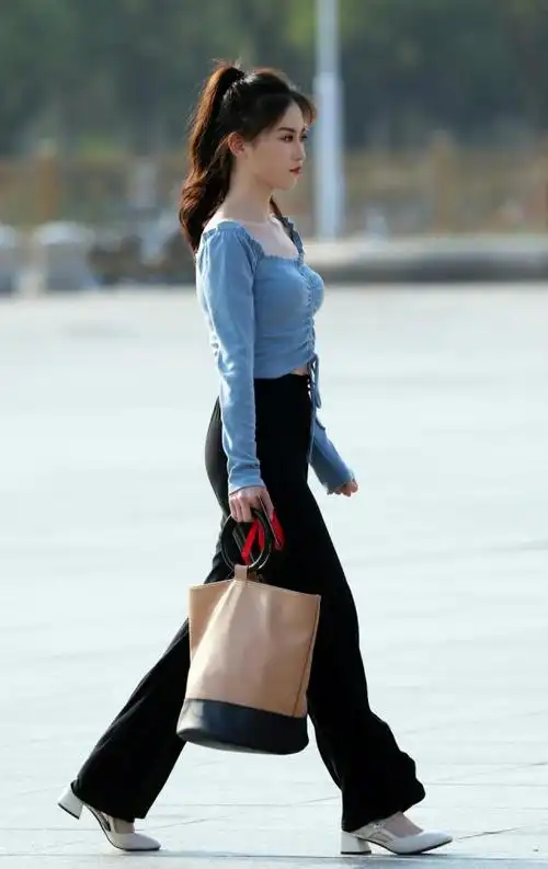 周末的街头总比平常更容易让人心动,路人说:因为漂亮女孩太多!