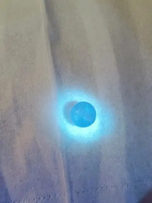 几张照片分别是:紫光灯,白灯,正常光线,最后两张是直播间截图,孔打的