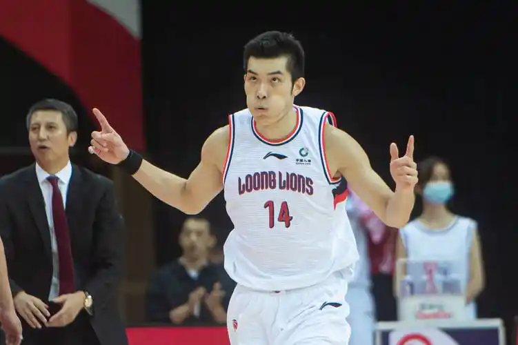 郭凯,场均10.8分7.9篮板1.6助攻,数据还不错,上场时间只有30.6分钟.