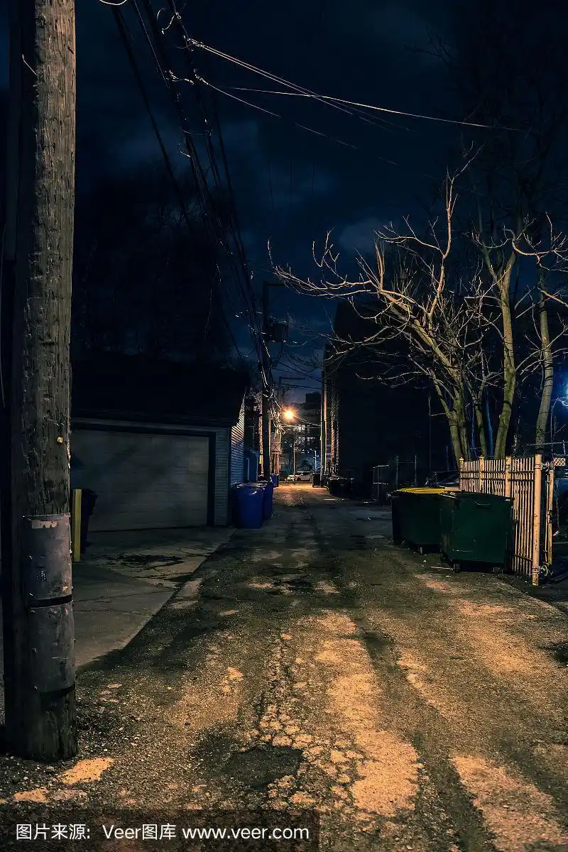 夜晚黑暗而诡异的城市小巷