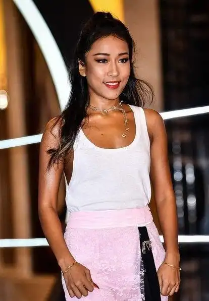 吉克隽逸个人简历身高体重,吉克隽逸穿抹胸裙_百科_善恶网