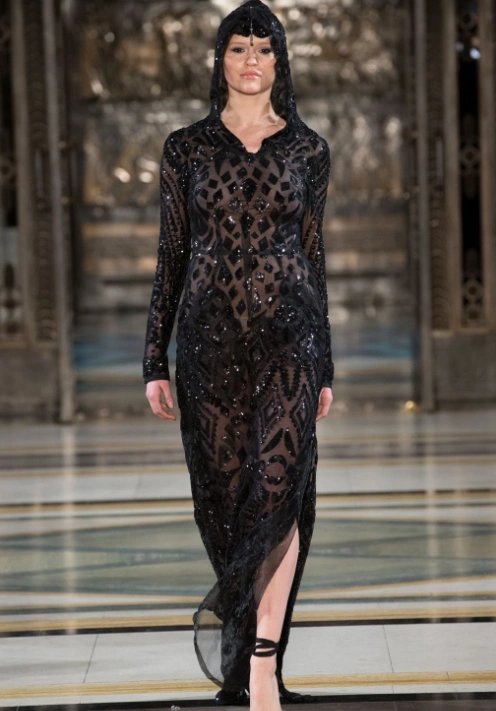 黑色薄纱的长裙,让模特看上去非常的丰满,也非常的有气质