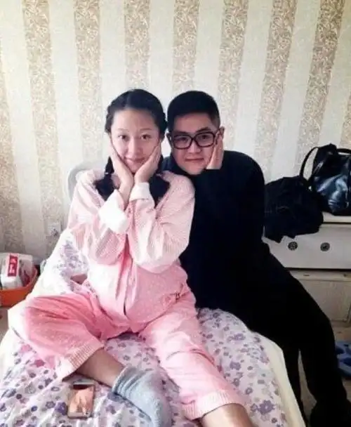 能赢得女神的芳心没少下功夫,鲜花礼物样样不落送不停,终于抱得美人归