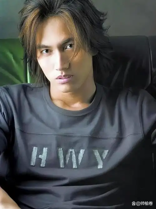 娱乐圈留长发却不"娘"的8位男明星,个个五官硬朗,野性又帅气