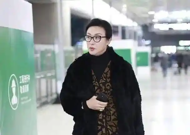 52岁金星近照曝光,停药后身材变壮尽显"男人相",粉丝:太帅了_金姐