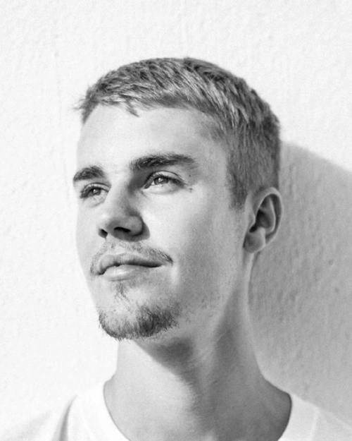 比伯开通中文社交账号后首更新晒照与粉丝打招呼