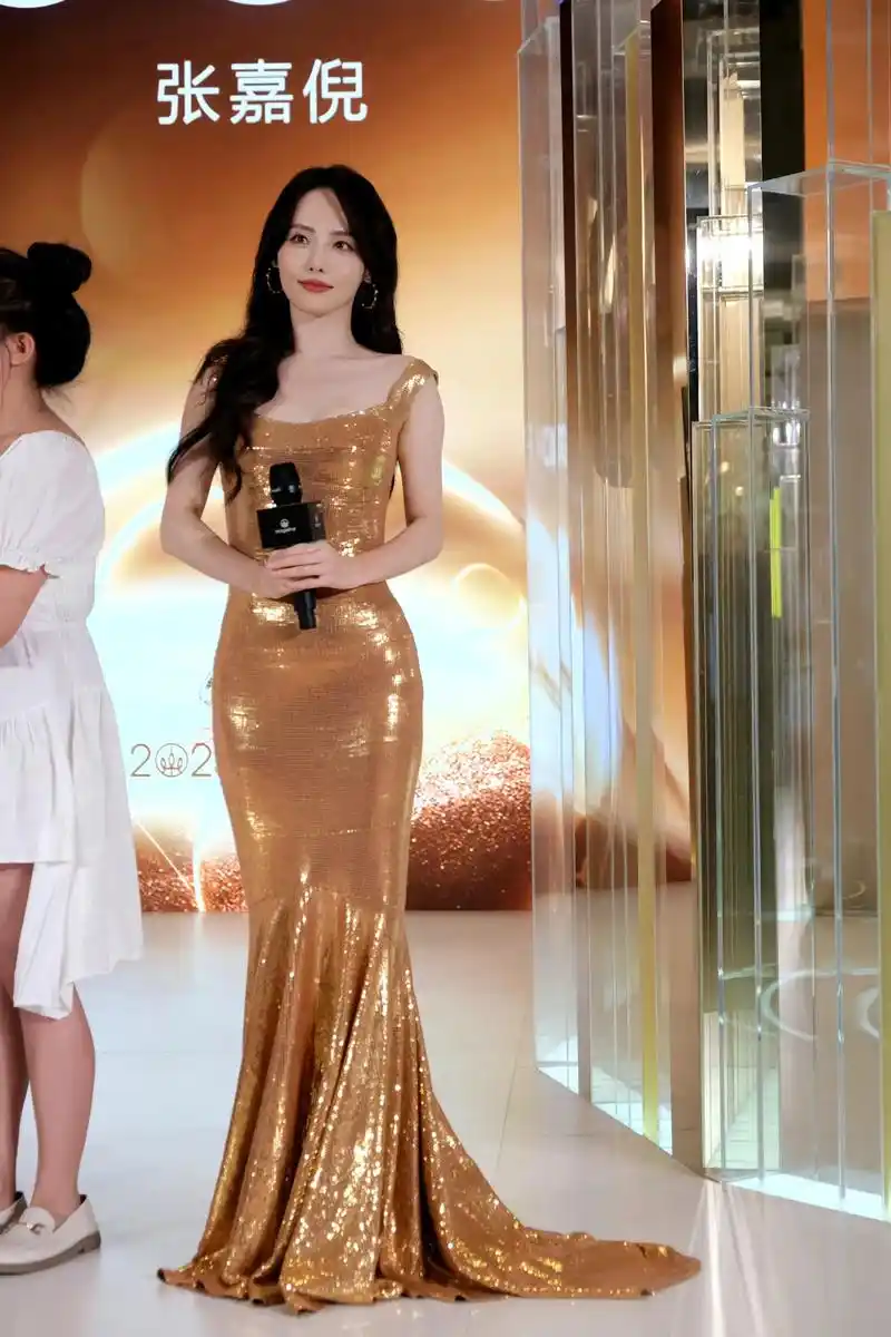 张嘉倪出席活动,一袭鎏金亮片鱼尾长裙,美得优雅又贵气!