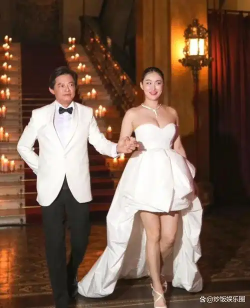 65岁莫华伦度蜜月