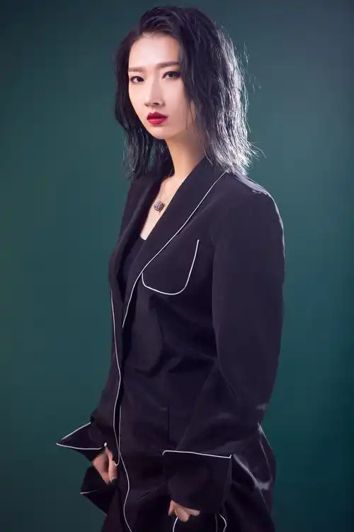 辽宁人,中国内地流行女歌手,被粉丝们称为"烟嗓女神 "