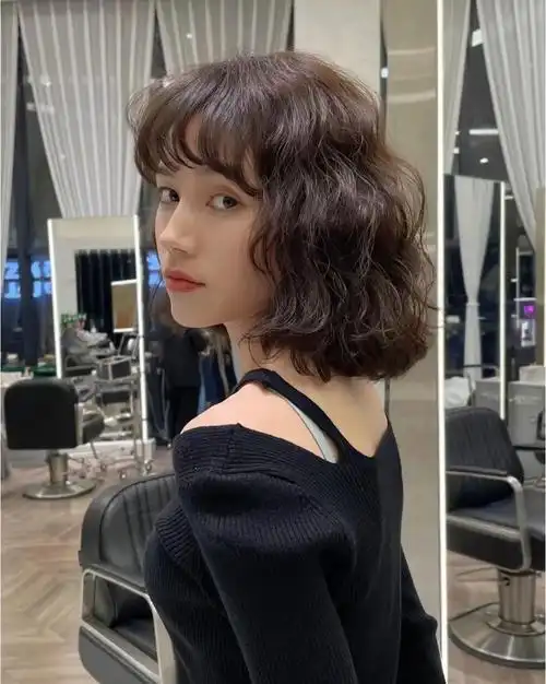 头发少可以选择齐脸烫发