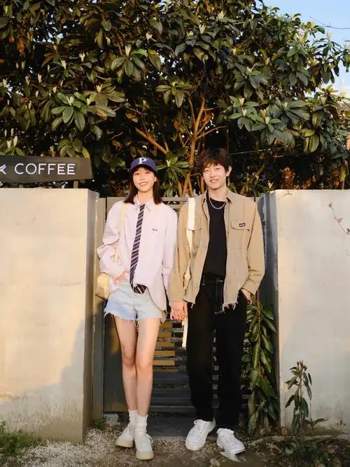 女生男生同身高的情况下女生看上去视觉上确实会比男生显高很多所以