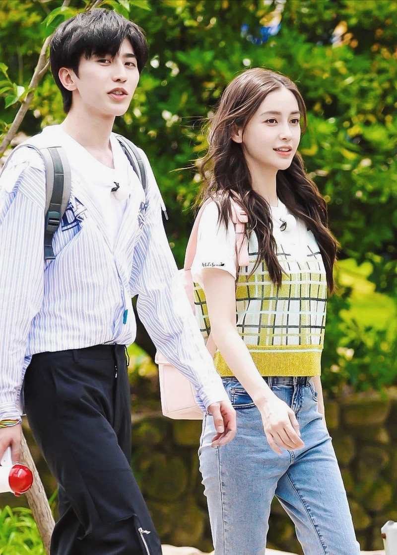 angelababy杨颖蔡徐坤传绯闻秘游镜子反射露陷