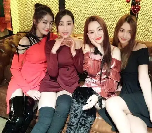 李小璐事件"证人",马苏现身北京机场,全程面无表情,匆匆走过