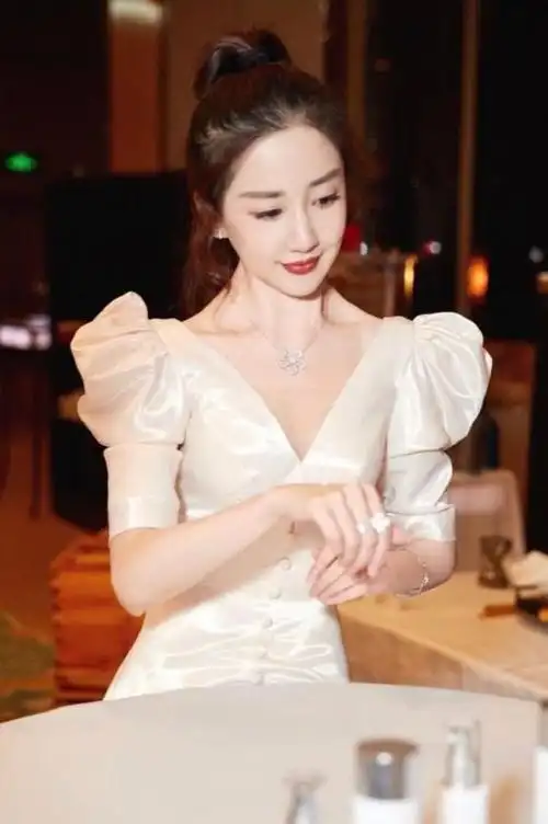 陈欣予不再低调,一袭v领白色连衣裙亮相,灵动诠释百变时尚感