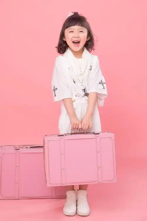 小女孩粉嫩可人清新写真小女孩清新家居风可爱写真图片软萌可爱小帅哥