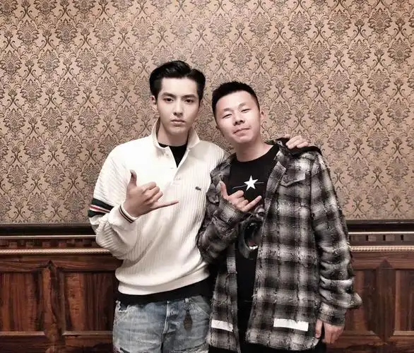 赵丽颖表弟晒与吴亦凡合照被吐槽为合照狂魔