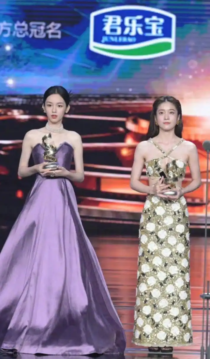 突然发现张雪迎颜值可以的,和周也同框没被压下去