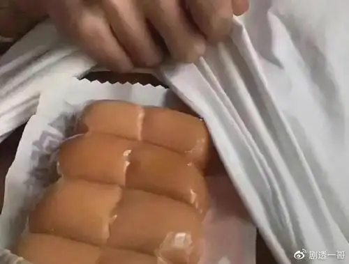 就问你服不服""我这八块腹肌发来一些恶搞照片甚至还有一些网友那不叫