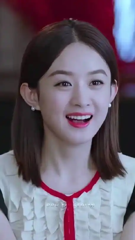 赵丽颖的笑容,能医治我的不开心,她就算是做大表情也不会垮脸的