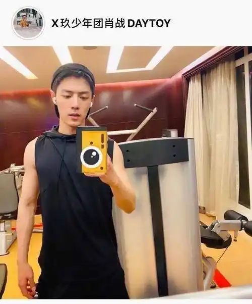 娱乐圈打工仔肖战日常搬砖,肌肉线条明显,奶战变硬汉_健身_效果_普通