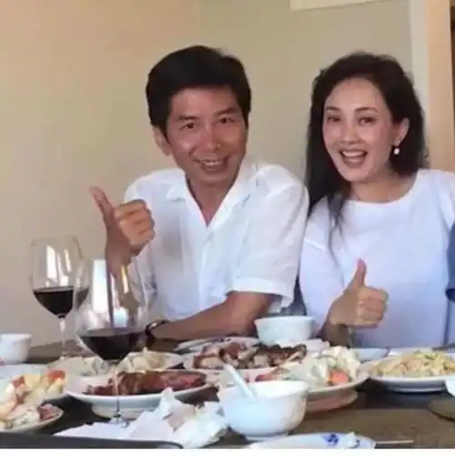 牛莉发量稀疏断崖式衰老美颜后容貌大变样但身材保持的很好