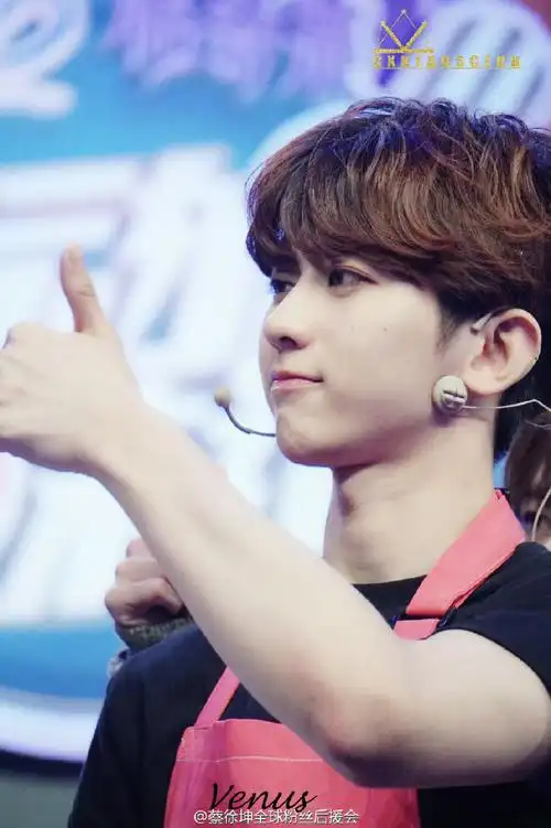 咋这么可爱啊 还嘟嘴 委屈巴巴的#蔡徐坤#|#蔡徐坤范思哲全球品牌代言