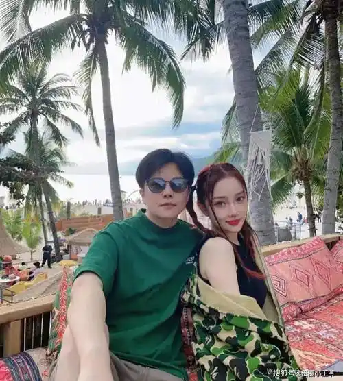 和"小鲜肉"依偎在一起,和贾乃亮复婚无望_女儿_父母_恋情