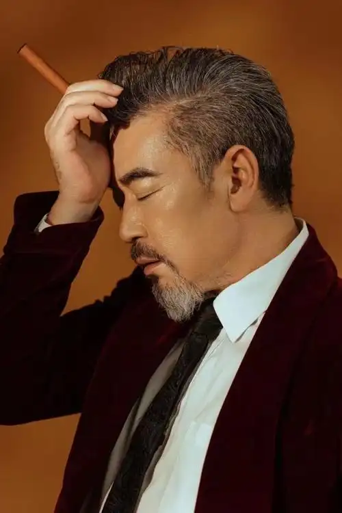 演员何涌生曝光秋日写真型男大叔尽显复古时尚魅力