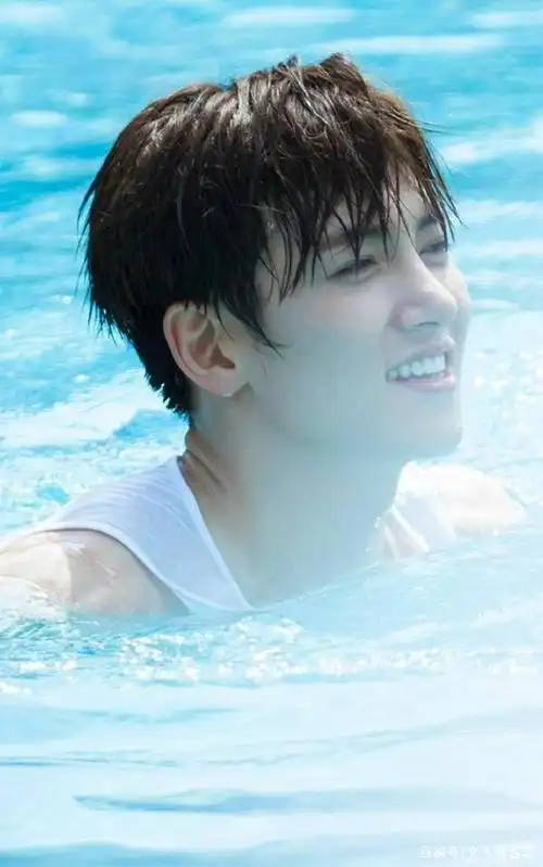 颜值的池昌旭成为第一个ck全球代言人