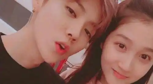 鹿晗关晓彤宣布结婚 关爸爸透露彩礼高达9位数_官宣