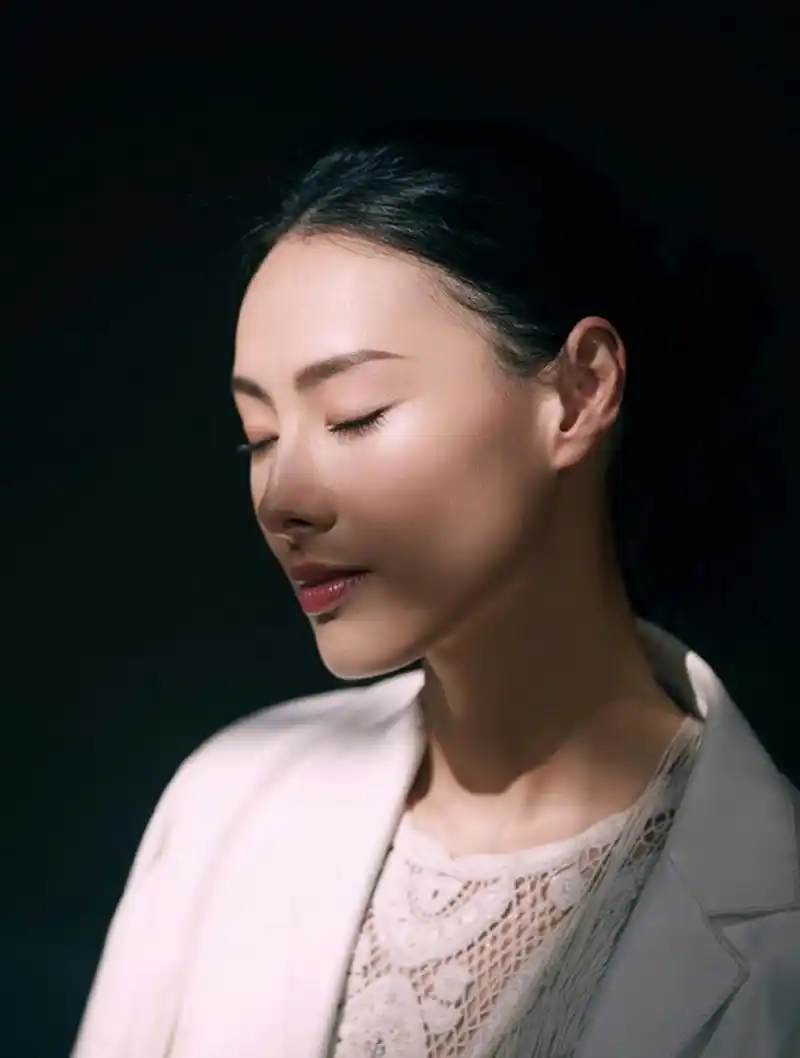 梁洛施,这位混血美人鼻子有欧美人的骨感,眉眼气质,下颌又有东方美人