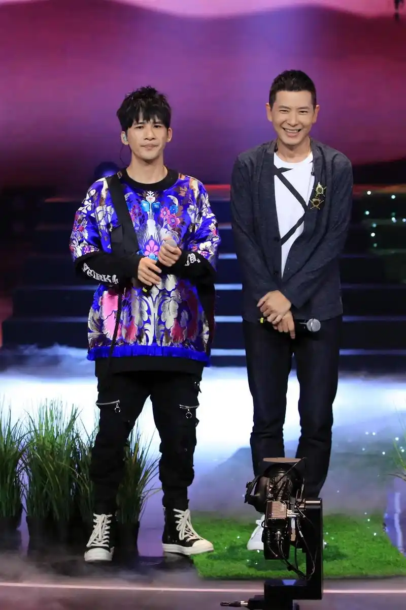 组图:相识十年终合作!大张伟戴军同台演出画面温馨