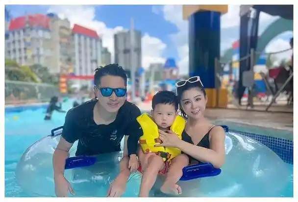 38岁李小萌罕见晒全家福身着泳装身材惊艳网友惊叹